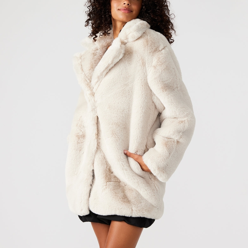 Snow Coat in Beige
Steve Madden